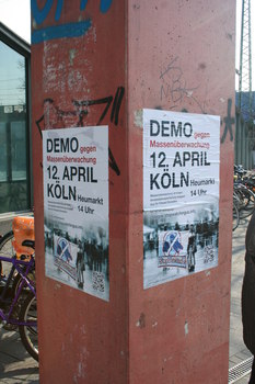 [Foto: Demo-Plakate am Bahnhof Mülheim]