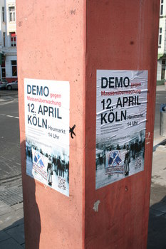 [Foto: Demo-Plakate am Bahnhof Mülheim]