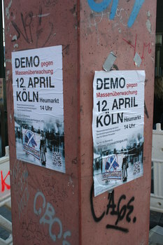 [Foto: Demo-Plakate am Bahnhof Mülheim]