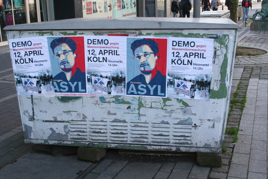 [Foto: Demo gegen Massenüberwachung am 2014-04-12 in Köln und weitere Plakate]