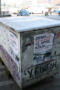 [Foto: Von Kölner Polizei beschützte Plakate zur Demo gegen Massenüberwachung am 2014-04-12 in Köln]