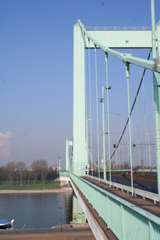 [Foto: Demo gegen Massenüberwachung am 2014-04-12 in Köln und weitere Plakate]