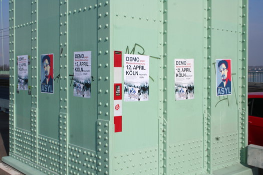 [Foto: Demo gegen Massenüberwachung am 2014-04-12 in Köln und weitere Plakate]