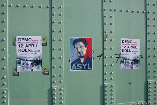 [Foto: Demo gegen Massenüberwachung am 2014-04-12 in Köln und weitere Plakate]