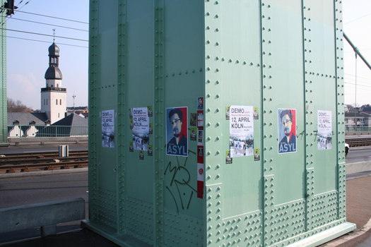 [Foto: Demo gegen Massenüberwachung am 2014-04-12 in Köln und weitere Plakate]