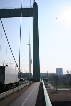 [Foto: Demo gegen Massenüberwachung am 2014-04-12 in Köln und weitere Plakate]