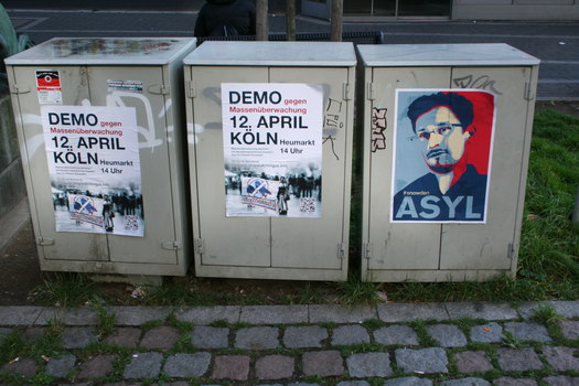 [Foto: Demo gegen Massenüberwachung am 2014-04-12 in Köln und weitere Plakate]