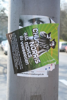 [Foto: Chuck Norris hat nichts zur verbergen]