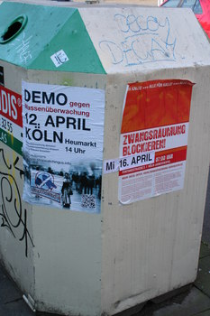 [Foto: Demo gegen Massenüberwachung am 2014-04-12 in Köln und weiteres Plakat]