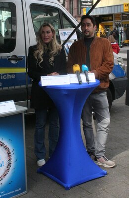 [Foto: Sarah Bora und Eko Fresh hinter Tisch]