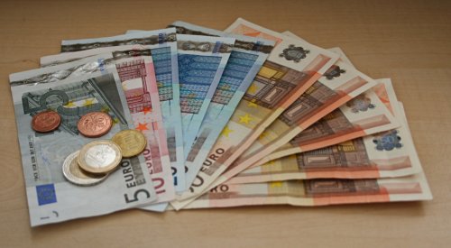 [Foto: Aufgefcherte Geldscheine auf denen ein paar Mnzen liegen. Insgesamt 328,38 Euro.] 