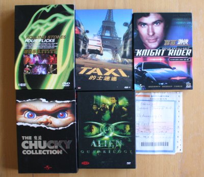 [Foto: Nebeneinander liegende DVD-Boxen mit teils chinesischer Beschriftung.
     Rolling Stones - Four Flicks; Taxi-, Alien- und Chucky-Box sowie die erste Knight-Rider-Staffel]