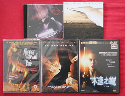 [Foto: Beschriebene CDs und DVD nebeneinander liegend.]