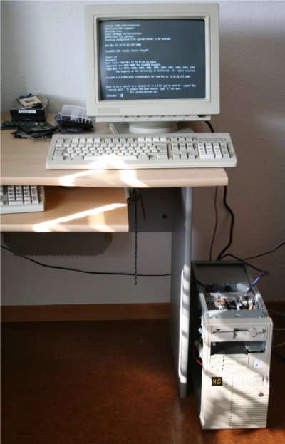 [Foto: 14-Zoll-Monitor angeschlossen an beiges Rechnergehuse aus der 486er-Generation]