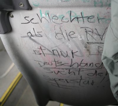 [Foto: Bekritzelte Rücklehne in RVK-Bus der Linie 310]