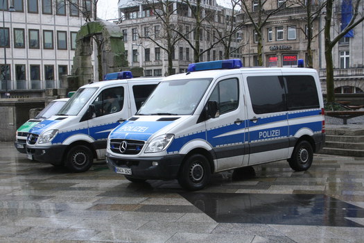 [Foto: Polizei-Busse vor dem Kölner Dom]