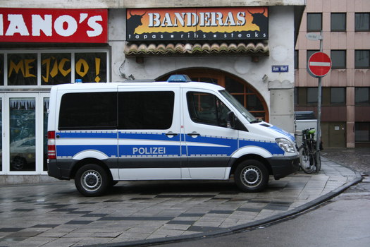 [Foto: Polizei-Bus am Hof]