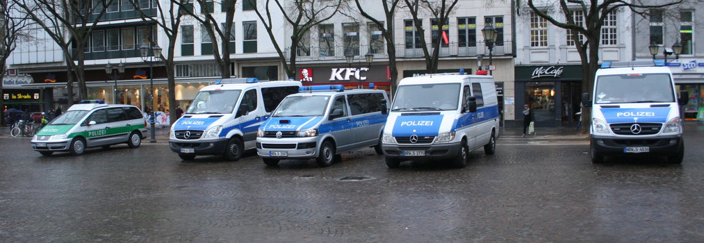 [Foto: Polizei-Busse am Rudolfplatz]