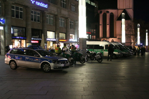[Foto: Polizei-Schutz auf Bahnhofsvorplatz am Klner Dom]