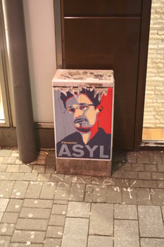 [Foto: Passiertes Asyl-fr-Snowden-Plakat]