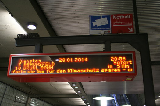 [Foto: KVB-berwachungshinweis im Bahnhof Mlheim]