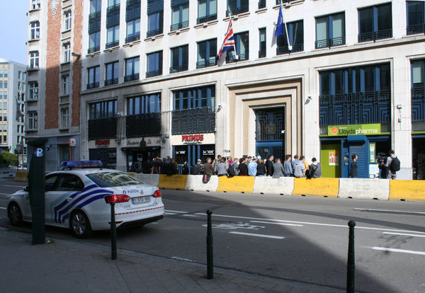 [Picture: Citizens in front of UK Repressentation to te EU, Brussels]