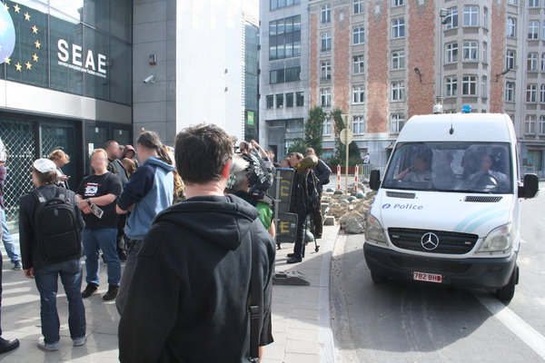 [Picture: Belgian police and European citizens in front of European External Action Service]