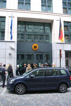 [Picture: European citizens in front of German Repressentation to the EU, Brussels]