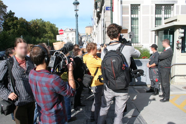 [Picture: European citizens and security personal in front of US embassy]