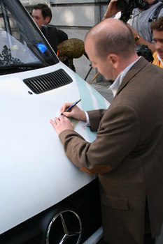 [Picture: Belgian police man copying information from German ID card]