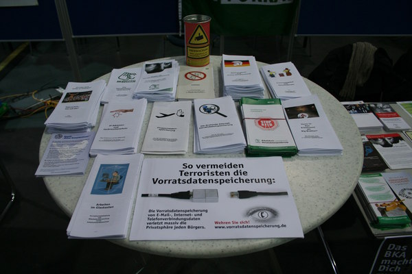 [Foto: AK-Vorrat-Informationsmaterial auf Stehtisch]