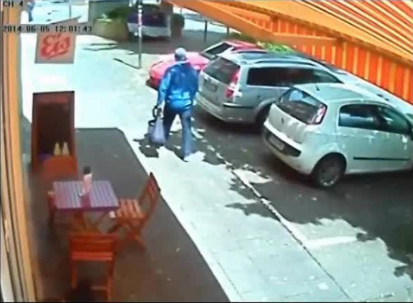 [Foto: Screenshot aus Überwachungsvideo zeigt Mann mit Tasche]
