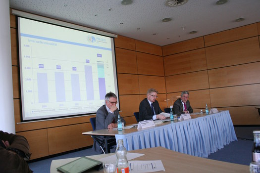 [Foto: Pressekonferenz im Polizeipräsidium Köln - Folie zur Internet-Kriminalität]