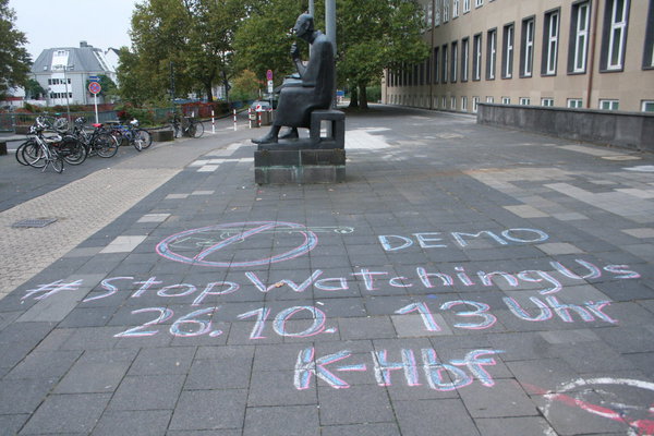 [Foto: Stop-Watching-Us-Demo-Aufruf vor Uni Köln]
