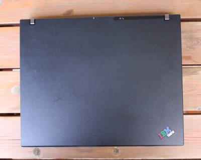 [Photo: Sauberer ThinkPad-Deckel nach Reparatur]