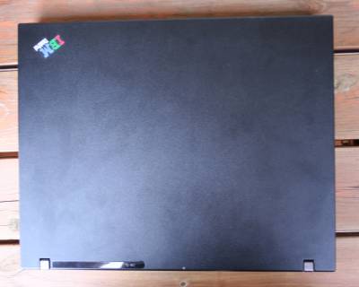 [Photo: Fettiger ThinkPad-Deckel vor Reparatur]