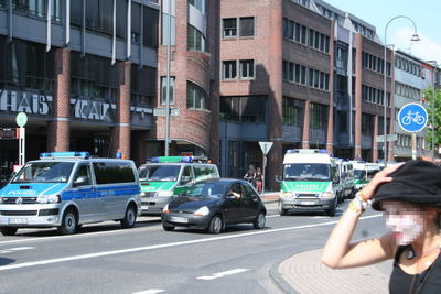 [Foto: Demo-Beginn: Polizei reiht sich in Demo-Zug ein]