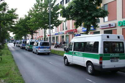 [Foto: Polizei-Wagen vor Demo-Zug]