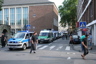 [Foto: Polizei-Autos vor Kundgebung am Alten Rathaus]