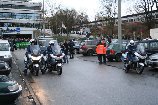 [Foto: Polizei-Kräder vor Lautsprecher-Wagen und den ersten Demonstranten]