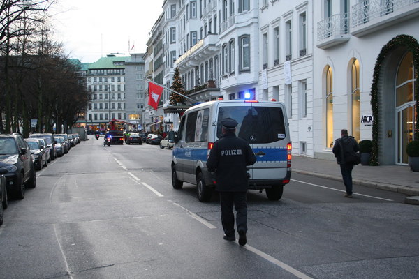 [Foto: Polizei vor Demo-Zug]