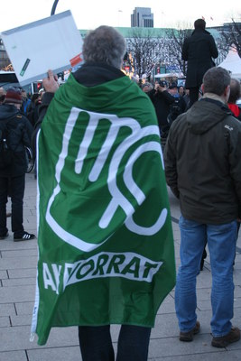[Foto: Demonstrant mit AK-Vorrat-Fahne]