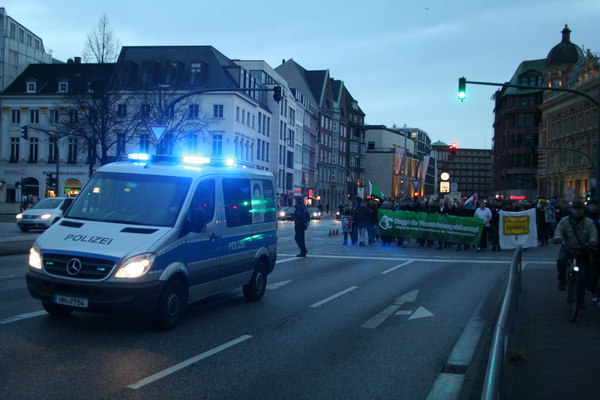 [Foto: Polizei-Bus vor Demo-Zug]