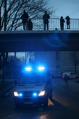 [Foto: Polizei-Bus unter Brücke]