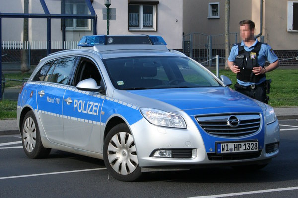 [Foto: Hessischer Polizist mit Auto]