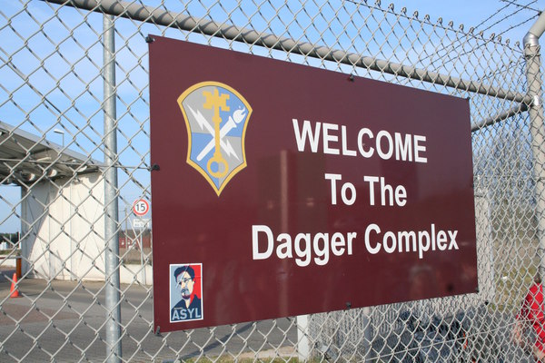 [Foto: Welcome to the Dagger Complex Edward Snowden]