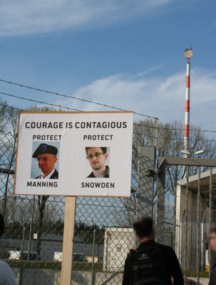 [Foto: Courage is contagious - Protect Manning - Protect Snowden]