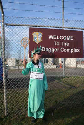 [Foto: Demokratie statt Überwachung - Welcome to the Dagger Complex]