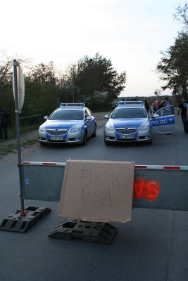 [Foto: Hessische Polizei bewacht Fuck-NSA-Schild]