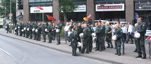 [Foto: Polizisten vor 'pro Köln'-Kundgebung]